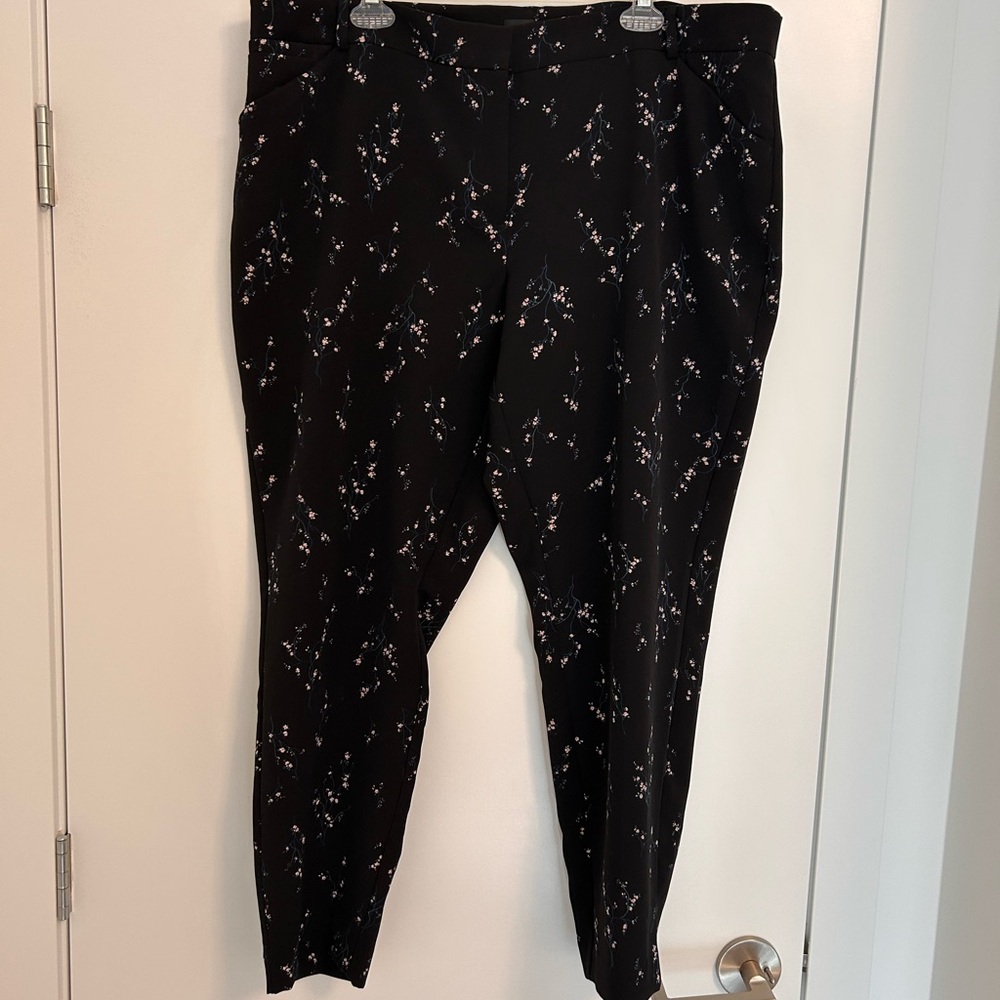 Reitmans Black and Gray Floral Pants